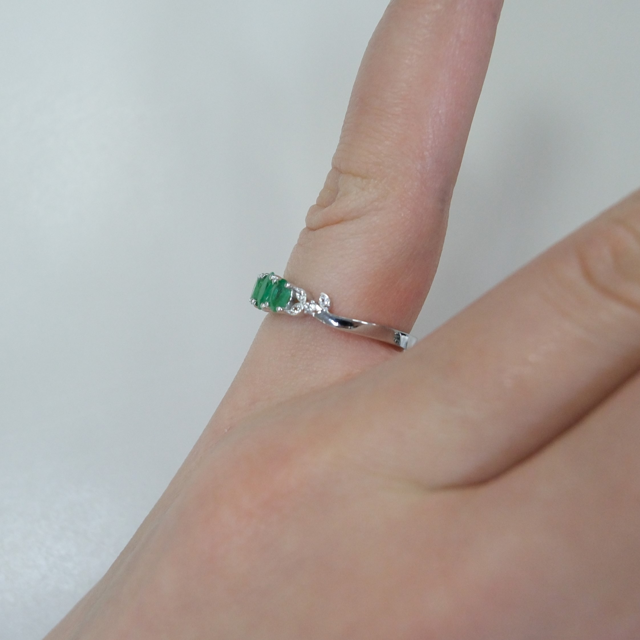Серебряное кольцо с изумрудами